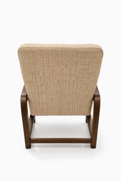 Fotel Nordic Comfort wypoczynkowy salon drewno orzech materiał miodowy